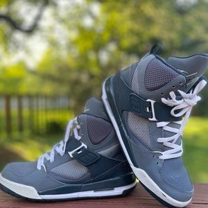 Air Jordan Flight 45 High GS Youth
Basketball Sneakers